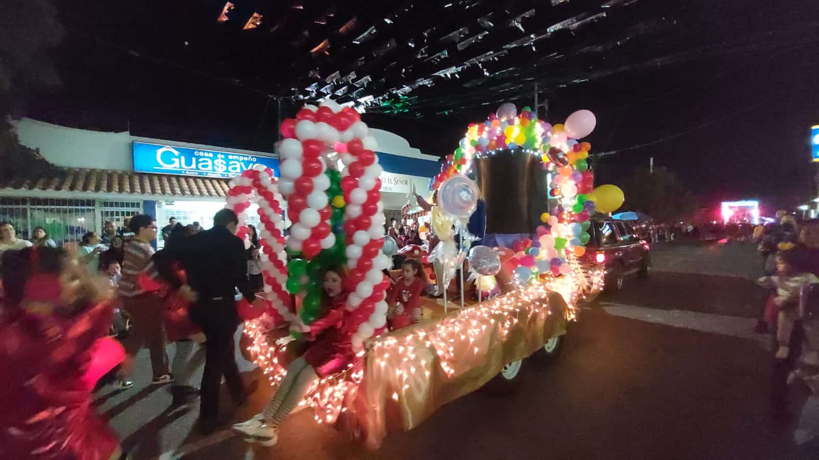 Luces y brillos inundan las calles de Guasave ¡celebrando la Navidad!