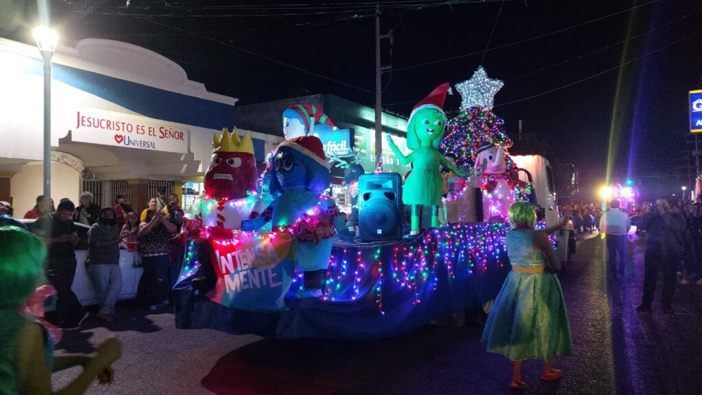 Luces y brillos inundan las calles de Guasave ¡celebrando la Navidad!