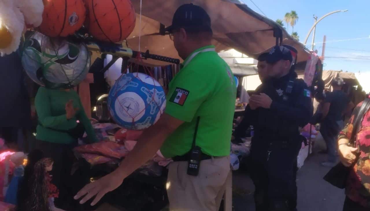Decomisan 18 kilos de pirotecnia en el tianguis dominical de Los Mochis