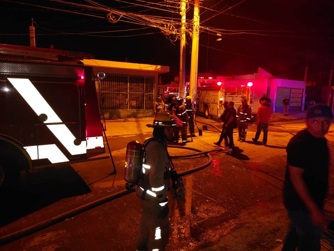 Potente incendio acaba con abarrotes de la colonia Francisco Villa, en Mazatlán