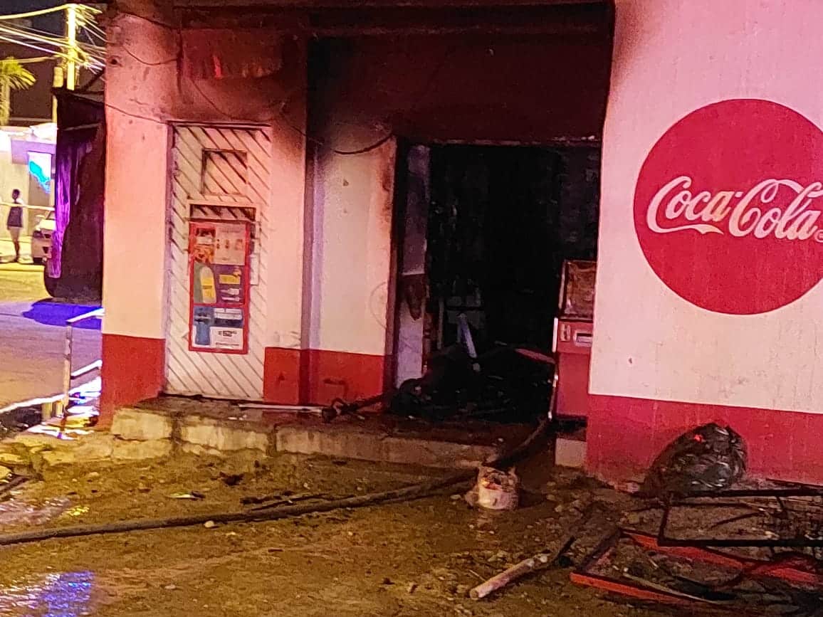 Potente incendio acaba con abarrotes de la colonia Francisco Villa, en Mazatlán