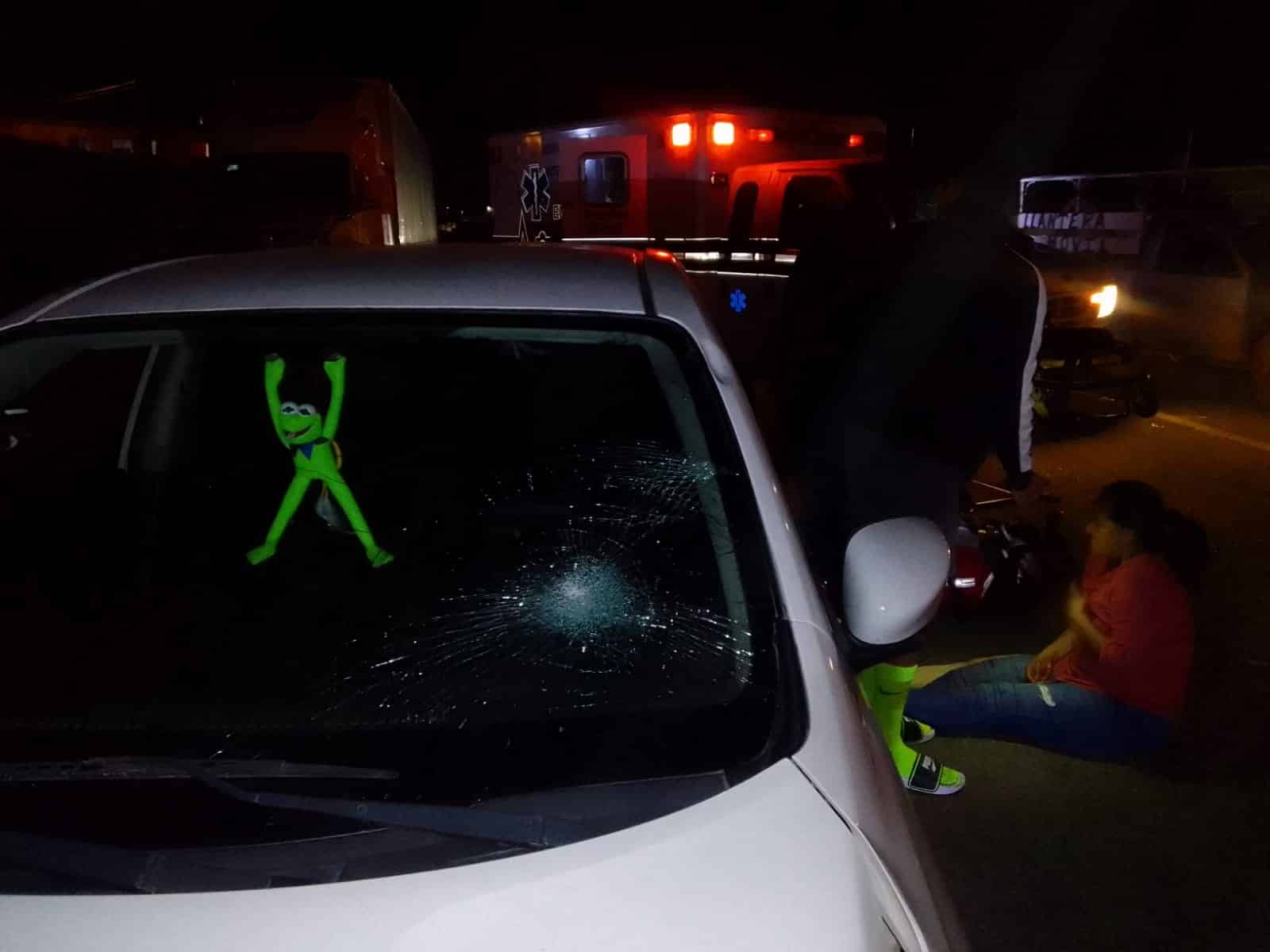 Ciclista no se fija al cruzar la carretera y es atropellada en crucero de Villa Unión
