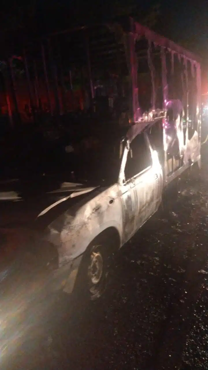 ¡Pérdida total! Se incendia vehículo por La Costerita en Culiacán