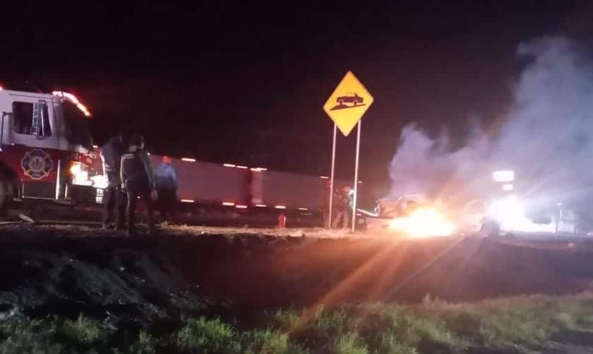 ¡Quedó en puras cenizas! Fuego consume camioneta de módulo de riego en Guasave