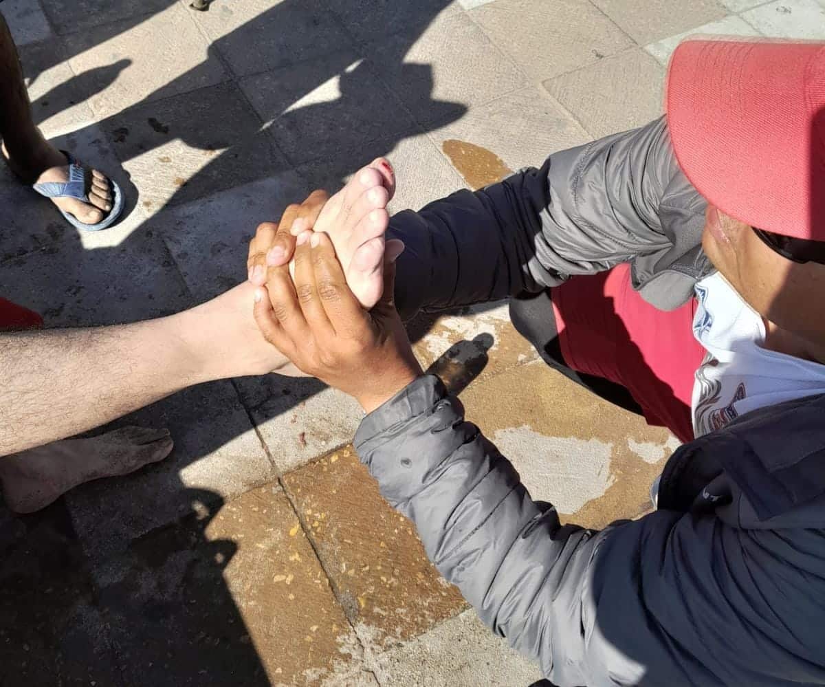¡Más rescates en Mazatlán! Salvavidas auxilian a turistas de Aguascalientes que eran jalados por el mar