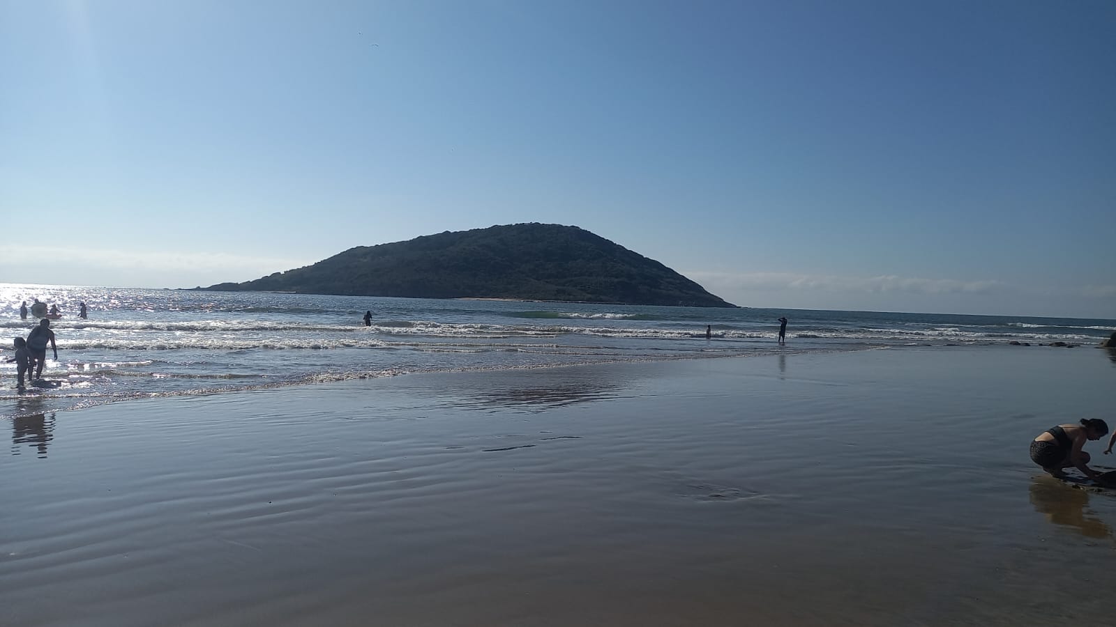 ¡Más rescates en Mazatlán! Salvavidas auxilian a turistas de Aguascalientes que eran jalados por el mar