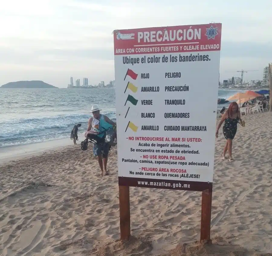 ¡Más rescates en Mazatlán! Salvavidas auxilian a turistas de Aguascalientes que eran jalados por el mar