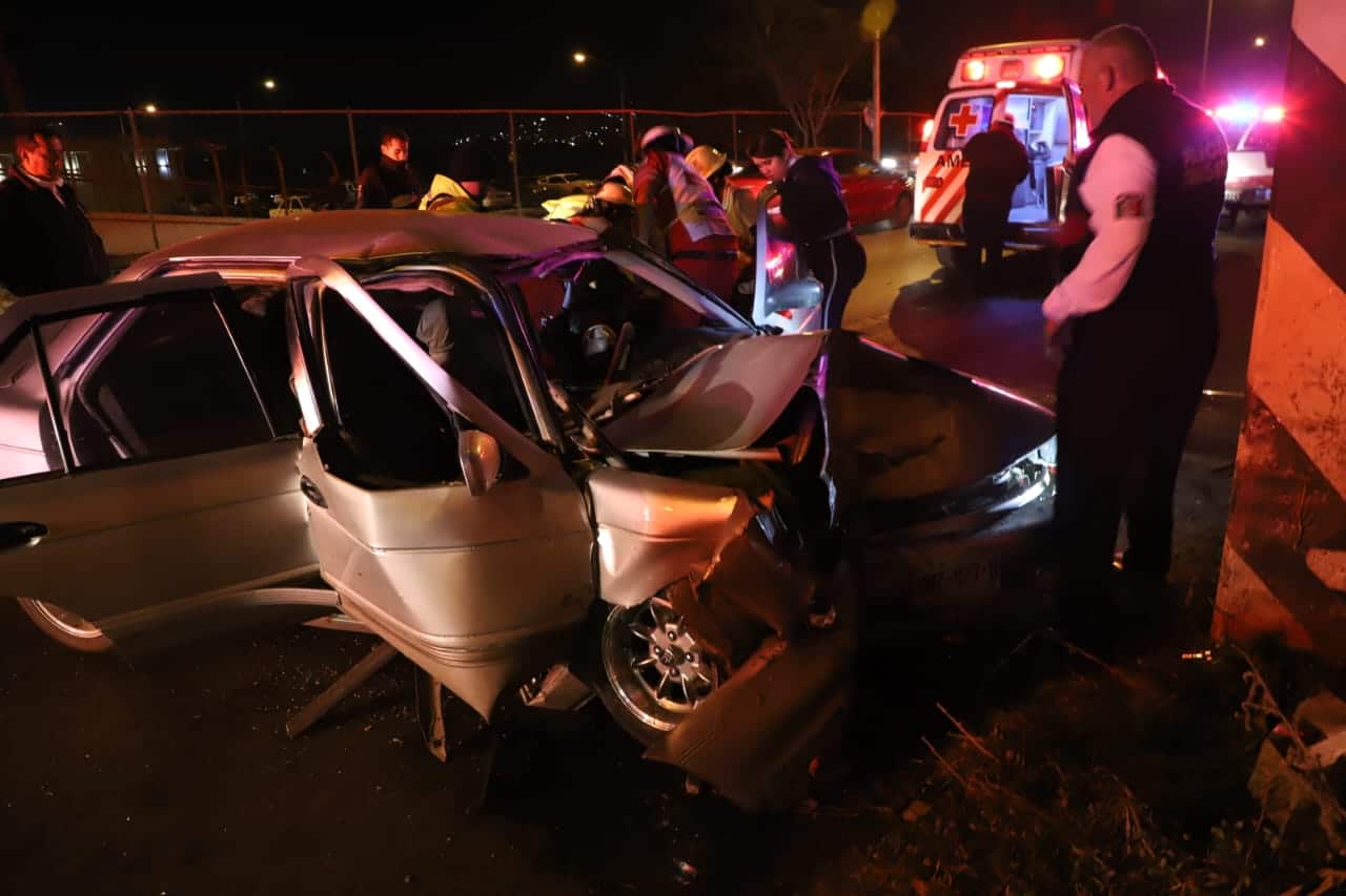 Conductora se estrella contra pilar de puente peatonal en Mazatlán ¡y sobrevive!