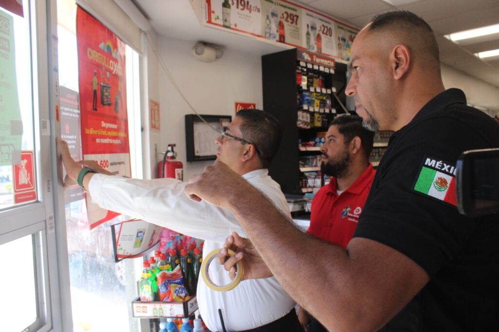 Lleva Protección Civil mensaje de no usar pirotecnia a tiendas de conveniencia en Mazatlán