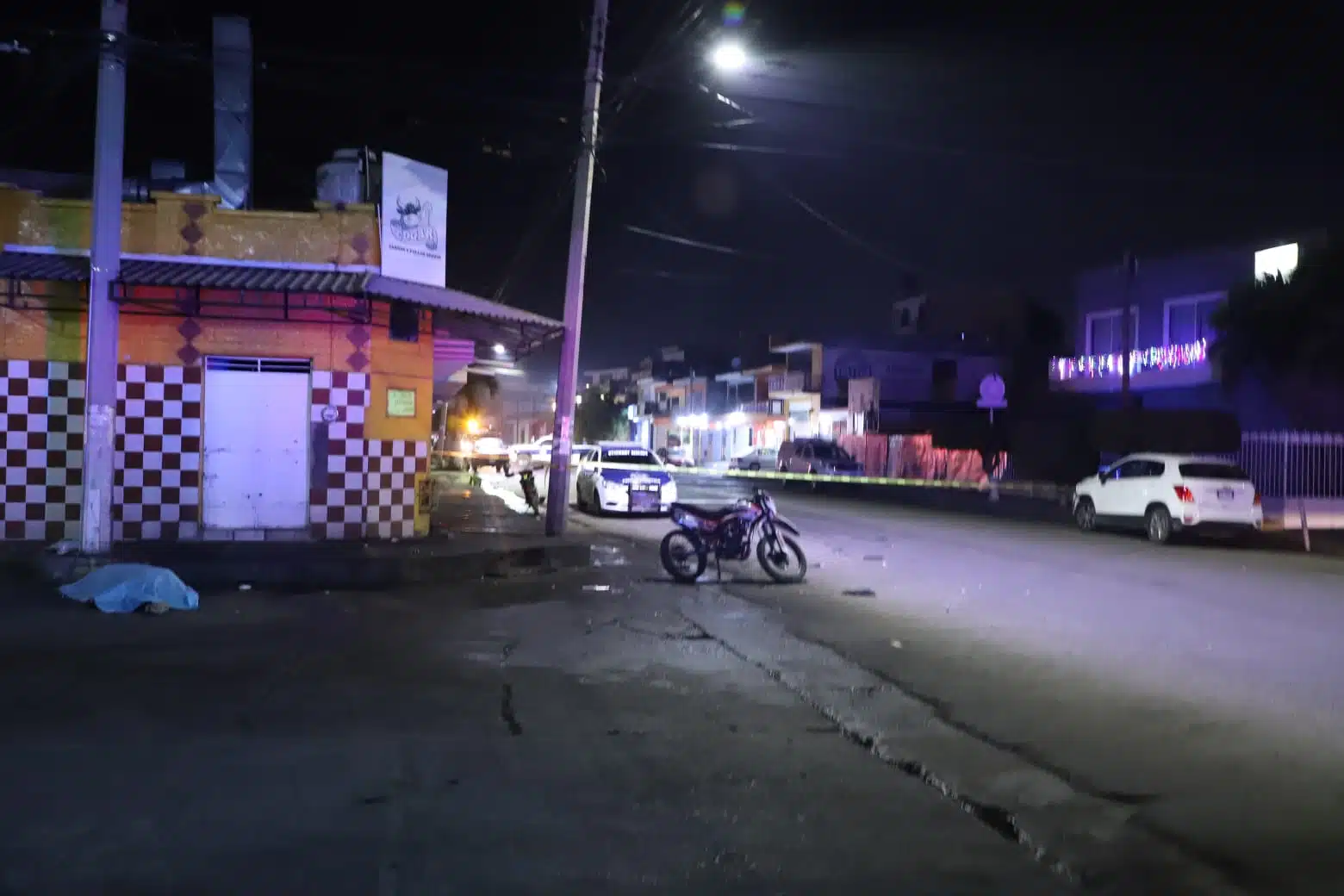 Motociclistas se impactan contra camioneta en Mazatlán; un hombre murió en el lugar