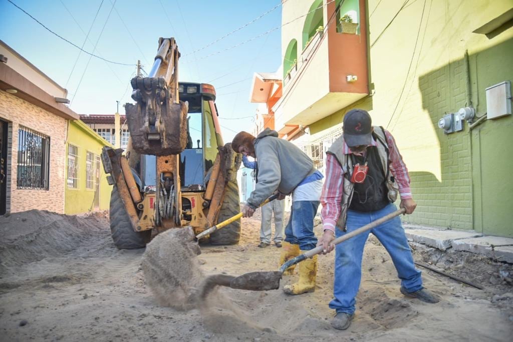 ¡Ya casi se llega a la meta! Ahora en la Privada Bienestar ponen en marcha pavimentación autoridades de Ahome /Cortesía