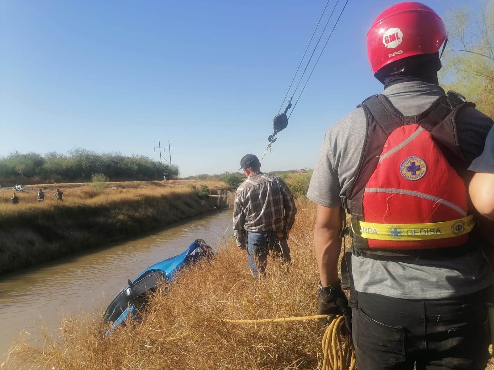 ¡Canalazo! Cae vehículo a canal al norte de Guamúchil y el chofer logró ponerse a salvo