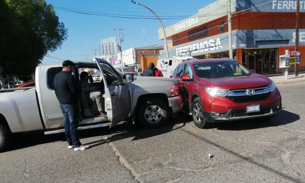 Adulta mayor y menor de edad resultan lesionados tras accidente en el centro de Los Mochis