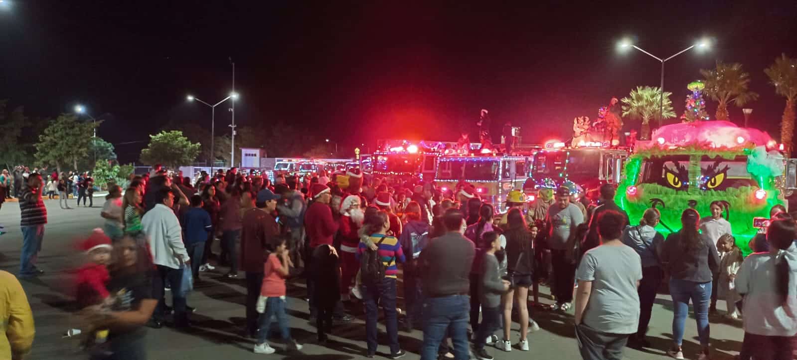 Vistoso recorrido navideño de Bomberos en Guamúchil