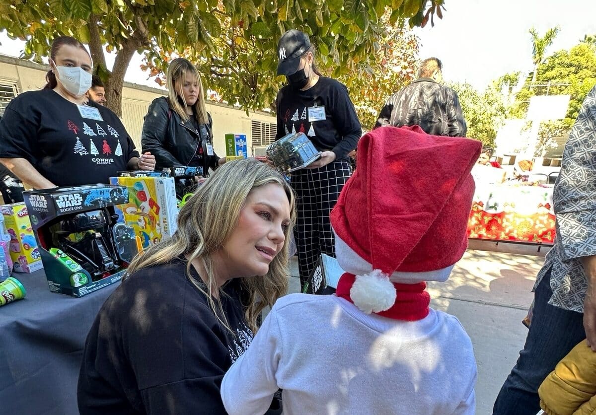 ¡Se les adelanta Santa Claus! Diputada entrega regalos de Navidad a hijos de mujeres en situación de cárcel