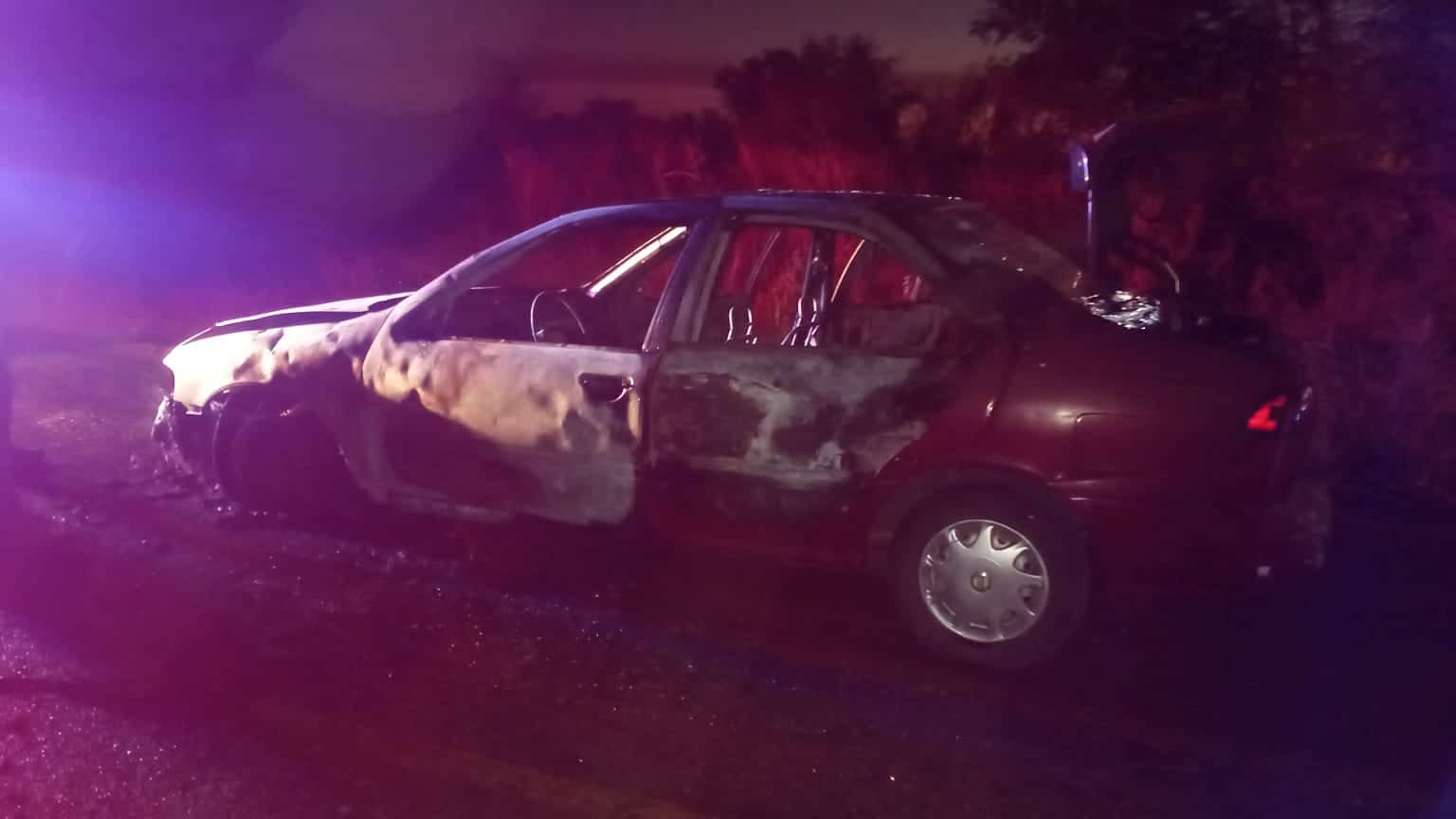 ¡Pérdida total! Se incendia vehículo por la calle 100 en Guasave