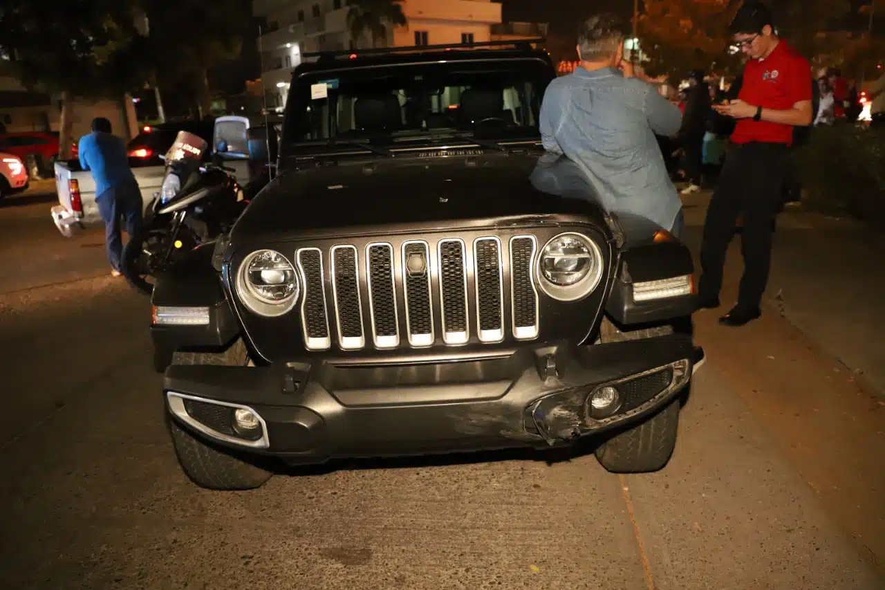 ¡En Mazatlán! Motociclista embestido por una Jeep Rubicon pierde un dedo