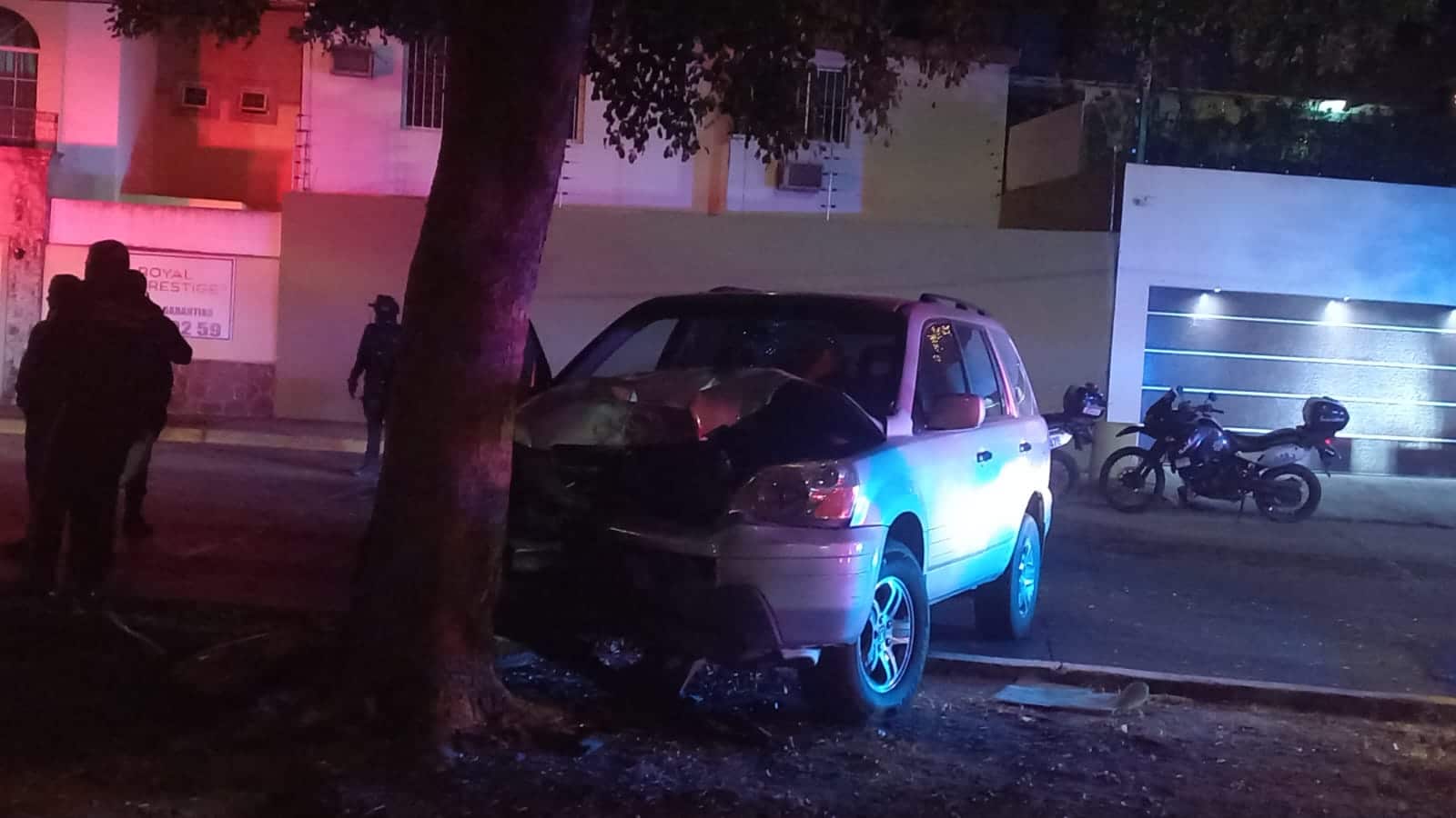 ¡Chocó con un árbol! Melissa se impactó en su vehículo y resultó lesionada en Culiacán