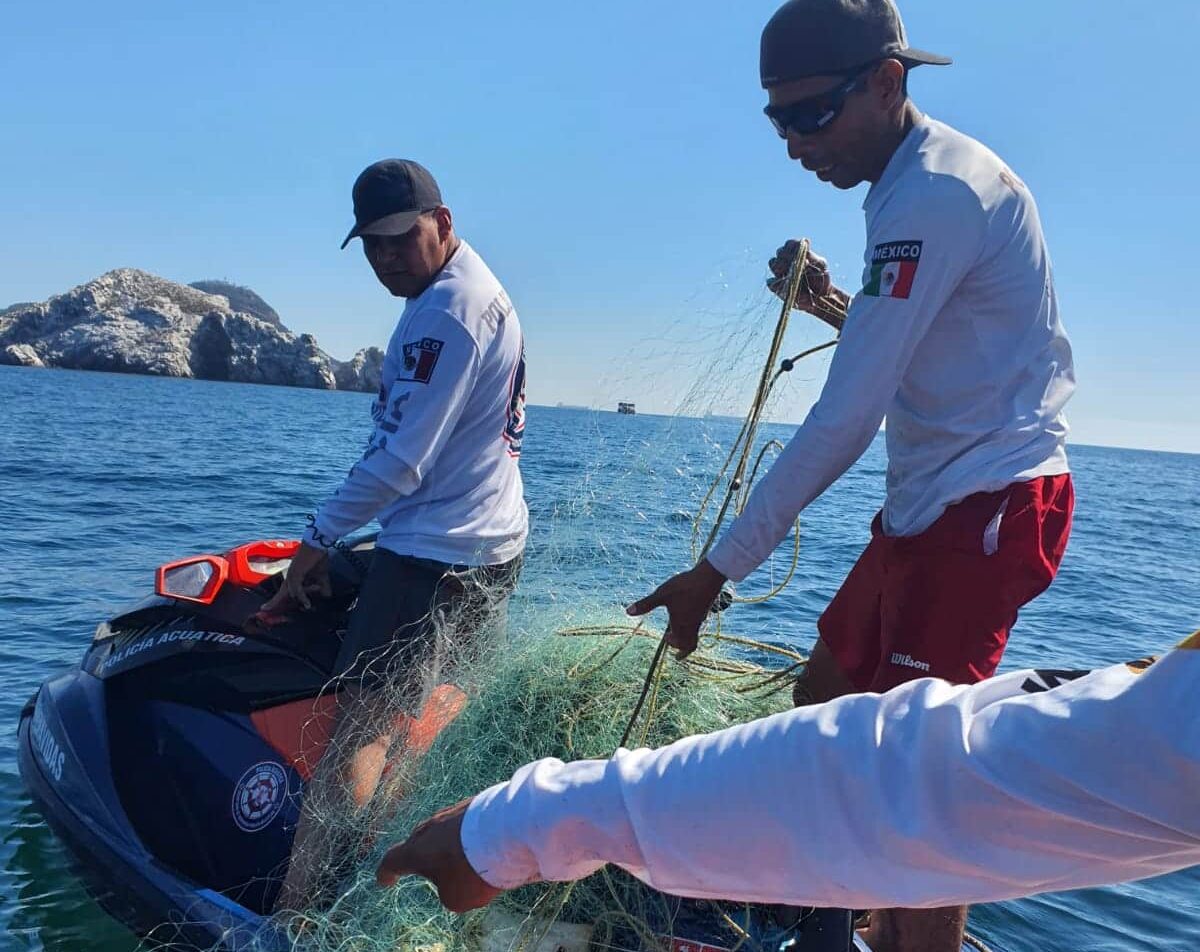 Retira policía Acuática redes de pesca atoradas en piedras blancas