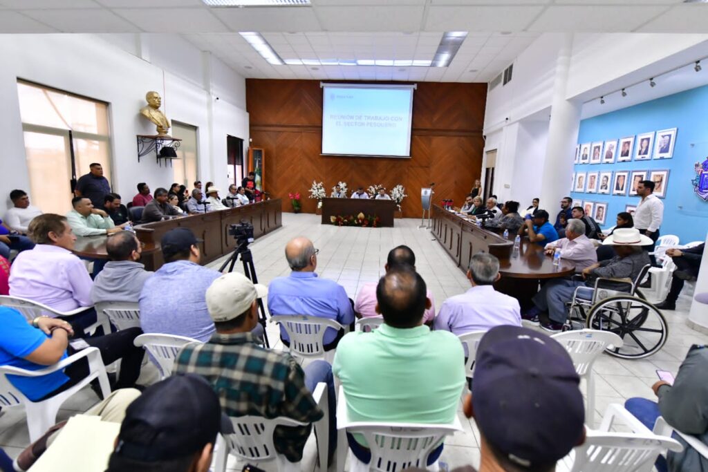 Se reúnen autoridades municipales y sector pesquero; alcalde se compromete a gestionar encuentro con Rocha