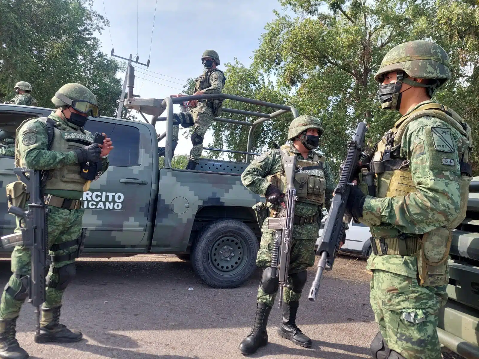 ¡Traían armas largas! Con lujo de violencia, sujetos despojan una Tacoma en Guasave