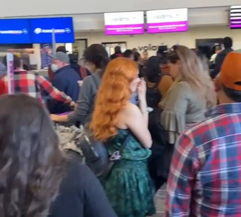 Varados en el aeropuerto de Los Mochis