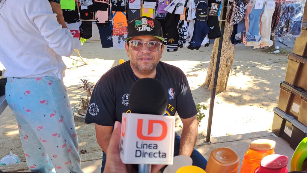 Vendedores en el tianguis de la colonia Juárez en Mazatlán