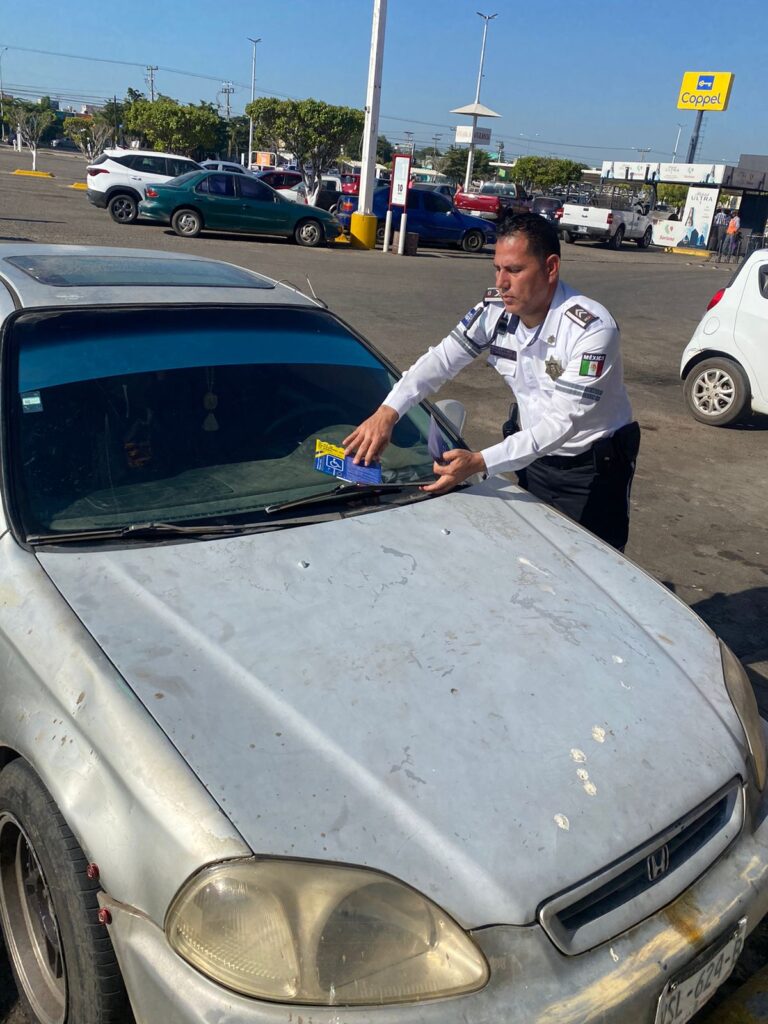 Multas por invadir áreas azules en estacionamientos