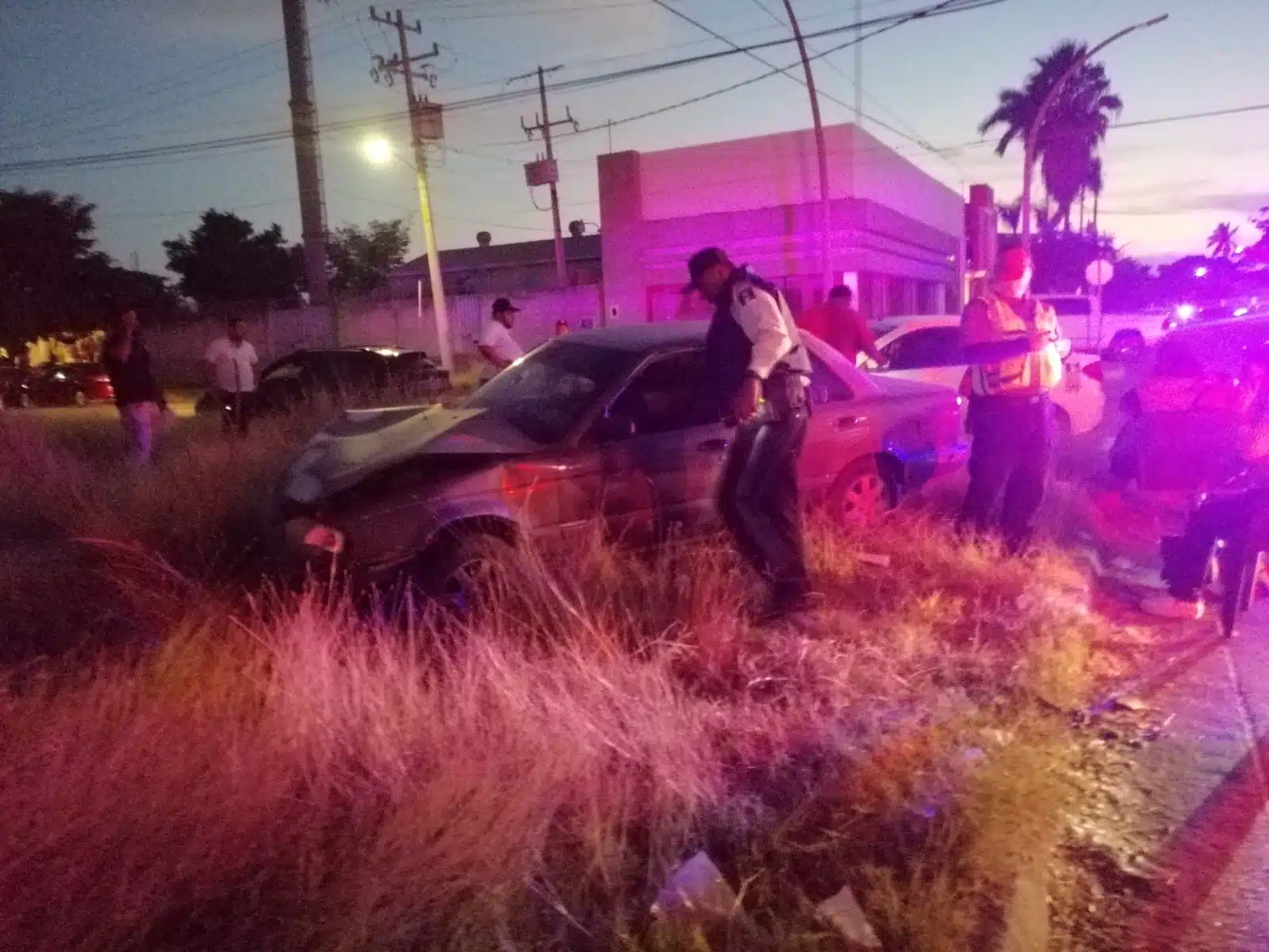 chocan taxi y un automóvil en Los Mochis