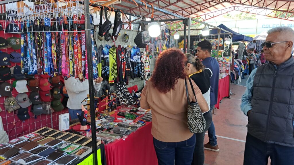 Vendedores en el tianguis de la colonia Juárez en Mazatlán