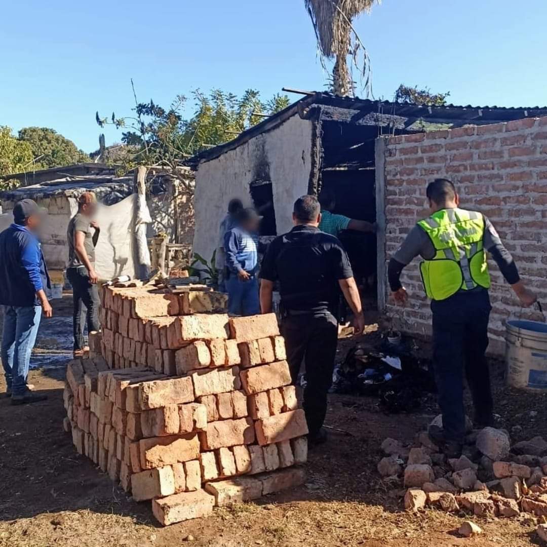 Incendio en Higuera de Zaragoza deja sin casa a familia