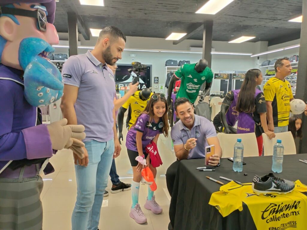 firma-jugadores-mazatlan-fc-aficionados