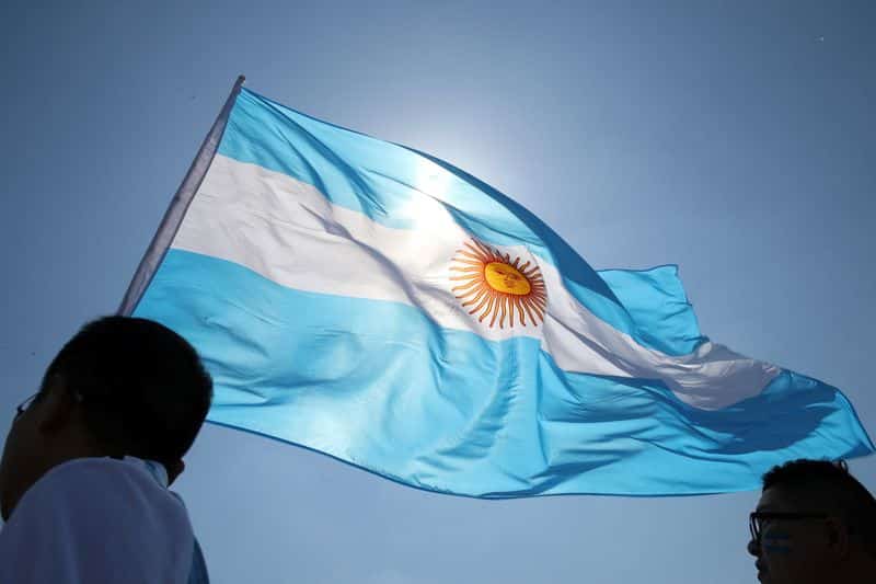 Hincha argentino ahorcado bandera