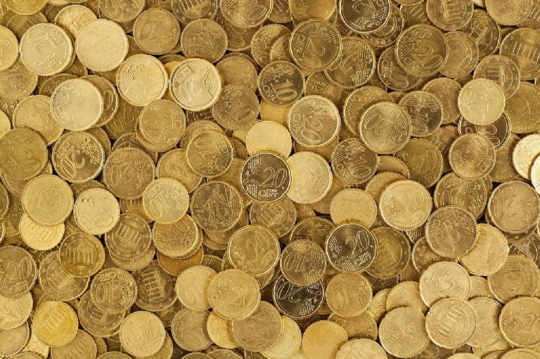 hombre se traga más de 100 monedas