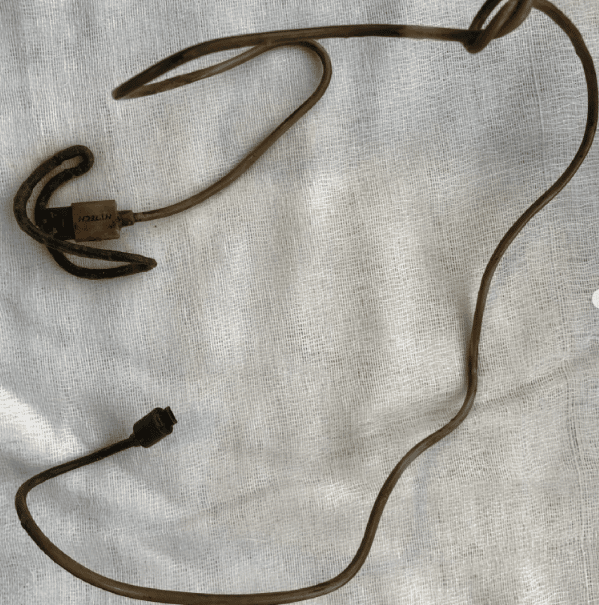 cable usb en el colon