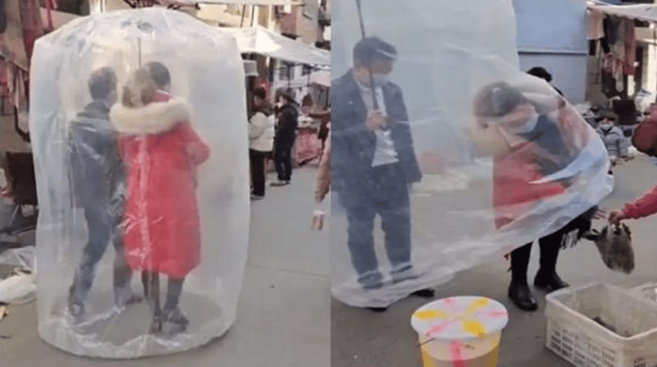 Pareja sale de compras en bolsa gigante