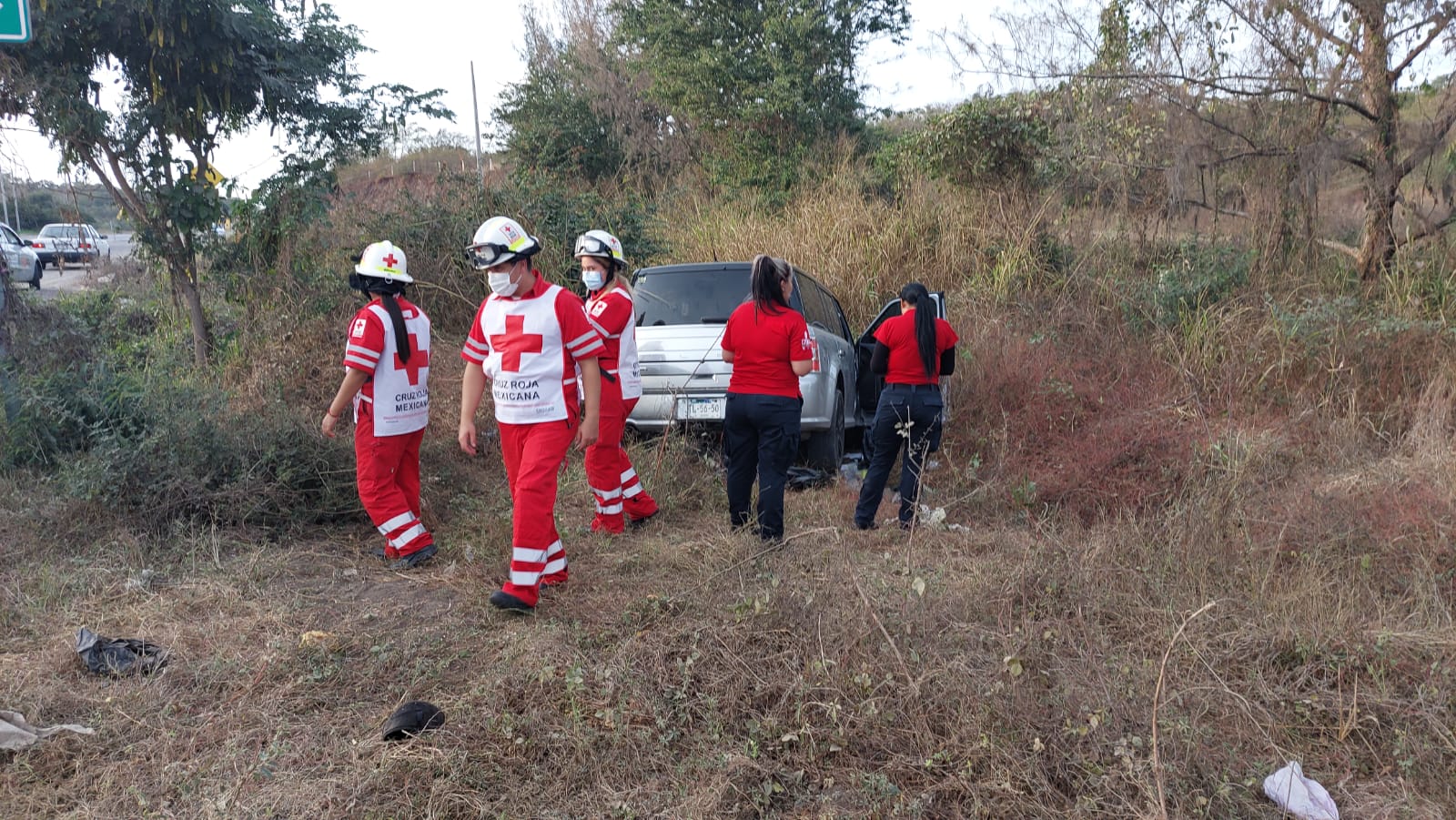 ¡Abandonada y sin tripulantes! Localizan camioneta accidentada en la carretera libre Culiacán-Mazatlán 00