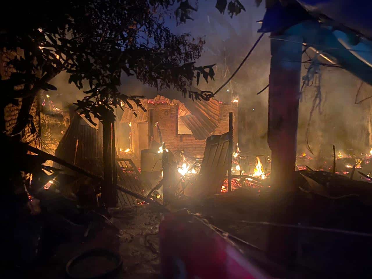¡Consumida por las llamas! Se incendia vivienda en la invasión San Antonio en Mazatlán