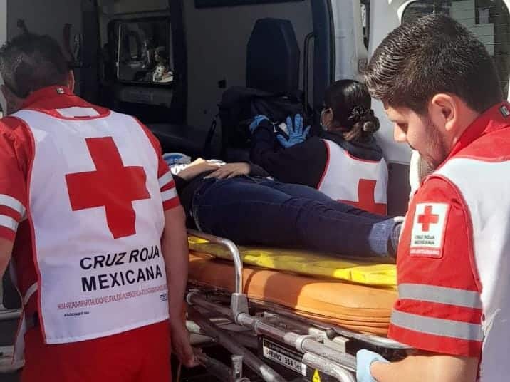 ¡En pleno Centro! Menor se cae de una camioneta en movimiento y queda lesionada en Guasave