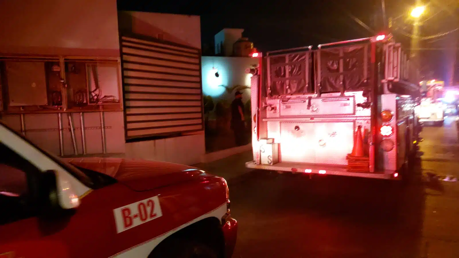 ¡Fuego! Conato de incendio en restaurante de Mazatlán moviliza a bomberos 01