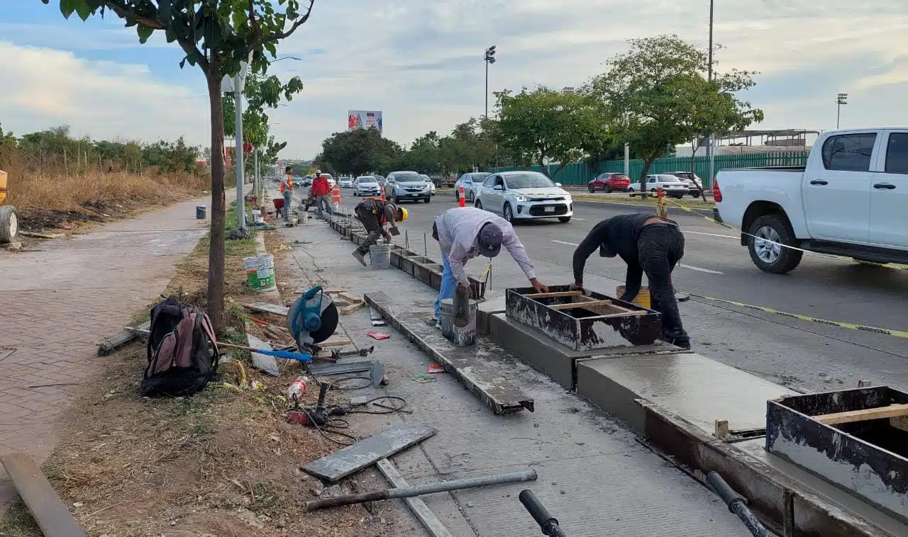 ¡Los carros ya no podrán brincarse! Así se ve la ciclovía de concreto en el blvd. Arjona, en Culiacán00