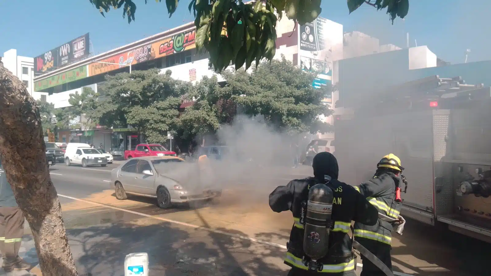 ¡Quedó en plena calle! Se incendia un Sentra sobre la Obregón en Culiacán (2)