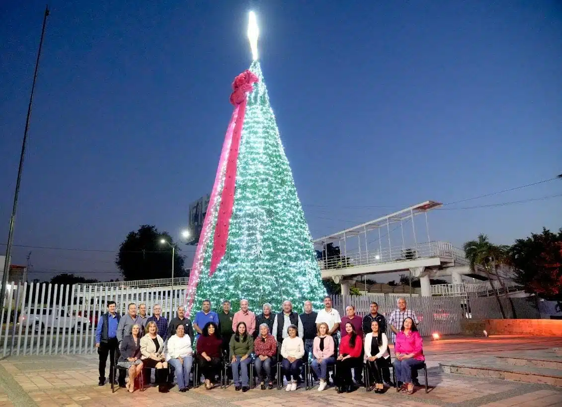 ¡Se siente el espíritu decembrino! Congreso de Sinaloa enciende árbol de navidad
