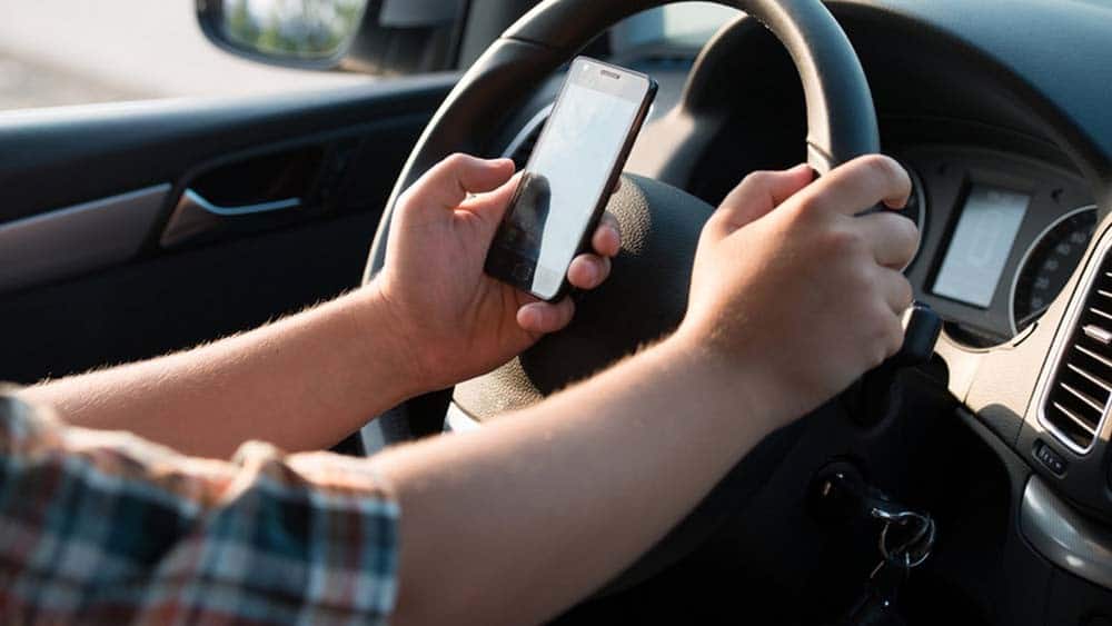 ¡Son un peligro! En Culiacán más de mil conductores han sido infraccionados por uso del celular al manejar