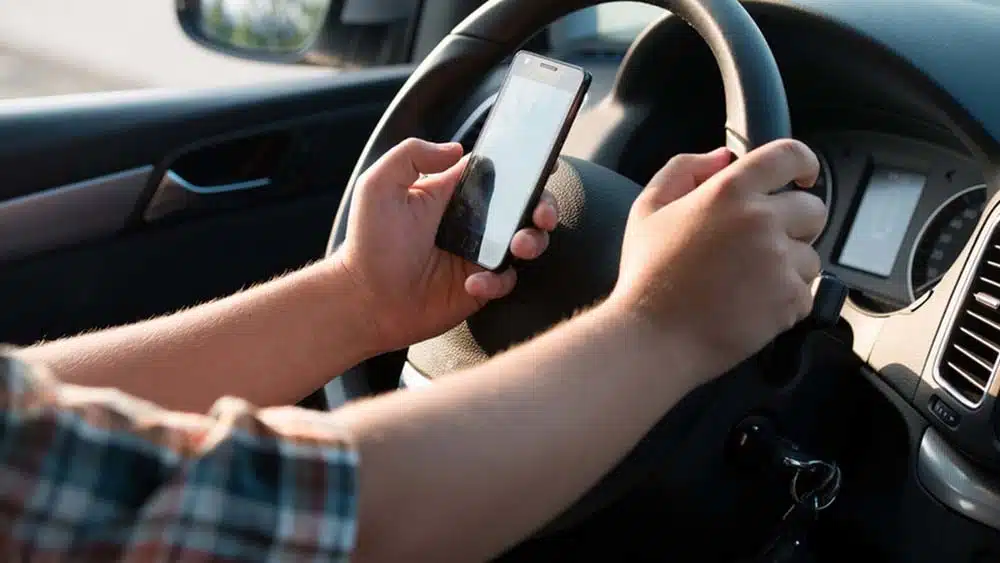 ¡Son un peligro! En Culiacán más de mil conductores han sido infraccionados por uso del celular al manejar