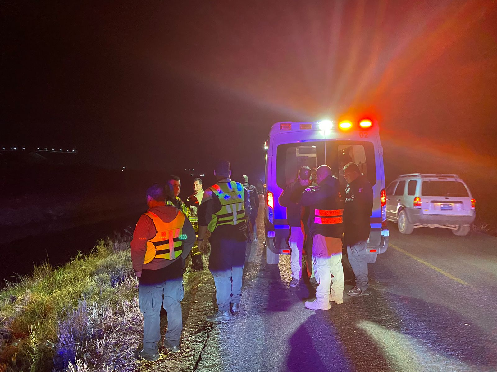 ¡Viven de milagro! Familia sufre canalazo en Ahome y logran salir por su propio pie00