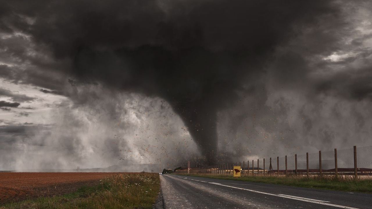 ¡qué Susto Hombre Capta El Momento Exacto En Que Un Tornado Arranca El Techo De Su Casa Línea 0835