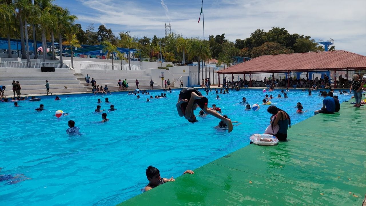 Para cuidarse del COVID! Algunos Culichis prefirieron pasar un rato  agradable en las albercas del Parque Culiacán 87 | Línea Directa