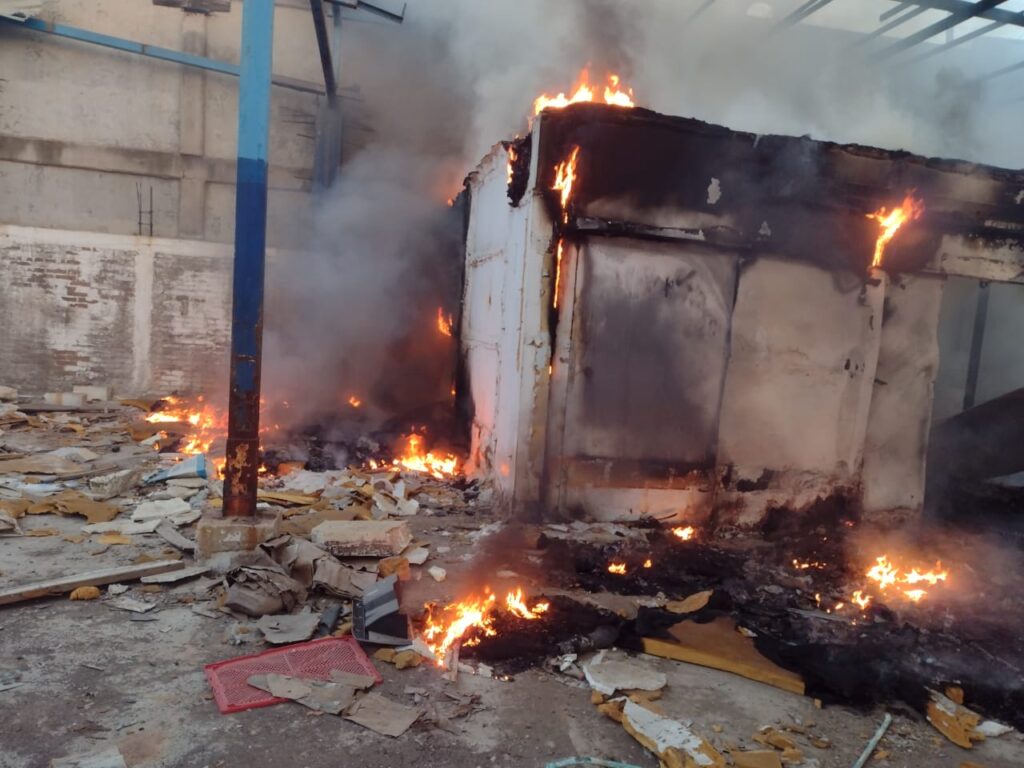 Incendio en bodega al sur de Mazatlán