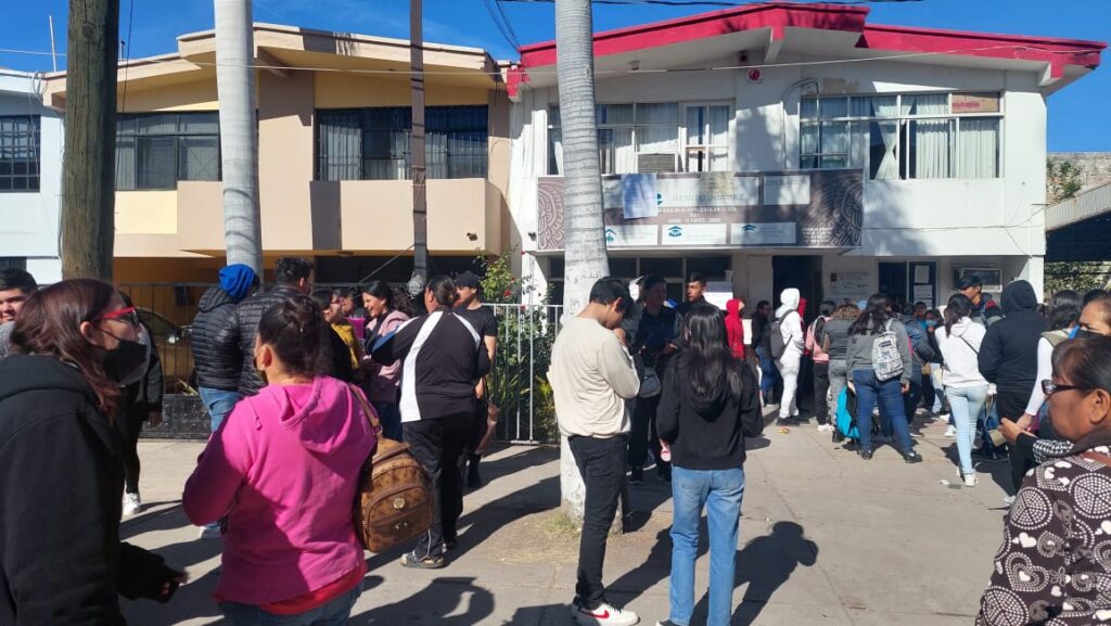 Largas filas por Beca Benito Juárez en Los Mochis